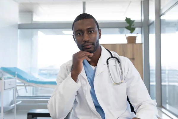 Médecin Afro Américain Portant Une Blouse Stéthoscope Ayant Appel Vidéo — Photo