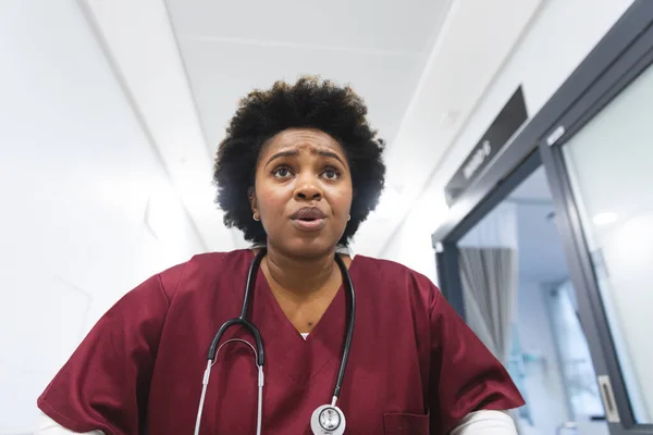 アフリカ系アメリカ人の女性医師は頭蓋骨を着て病院の廊下を走っていた 医療と仕事 変更なし — ストック写真