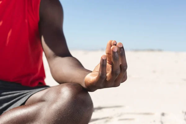 Midsection Forme Homme Afro Américain Pratiquant Méditation Yoga Assis Sur — Photo