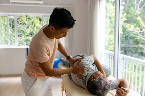 Divers Physiothérapeutes Masculins Conseillant Patient Masculin Âgé Étirant Bras Physiothérapie — Photo