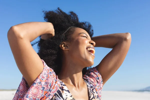 Feliz Mujer Afroamericana Playa Soleada Sonriendo Con Los Ojos Cerrados — Foto de Stock