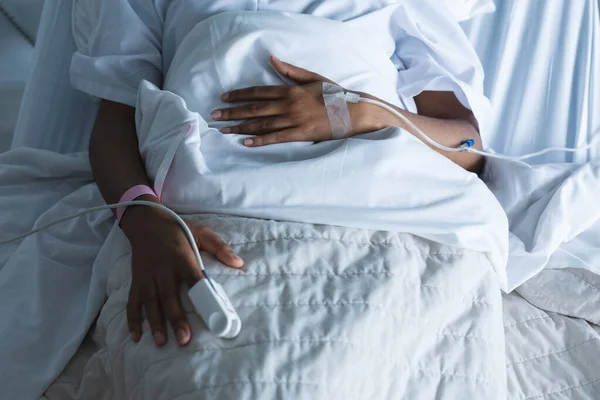 Midsectie Van Afrikaanse Amerikaanse Vrouwelijke Patiënt Met Druppelinfuus Hand Liggend — Stockfoto