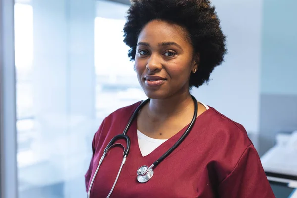 Muotokuva Onnellinen Afrikkalainen Amerikkalainen Naislääkäri Yllään Pensaikot Stetoskooppi Hymyillen Sairaala — kuvapankkivalokuva