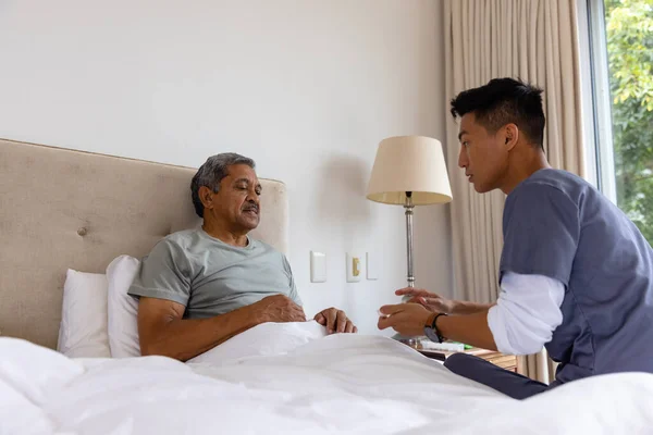 Divers Médecins Masculins Patients Masculins Lit Discutant Maison Services Médicaux — Photo