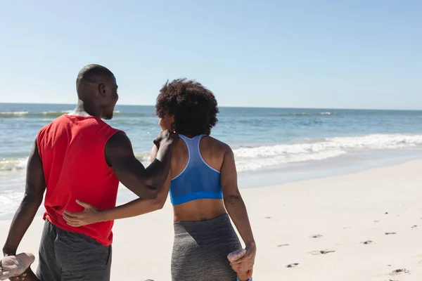 Mutlu Formda Afro Amerikan Çift Güneşli Plajda Egzersiz Yapıyor Esniyor — Stok fotoğraf