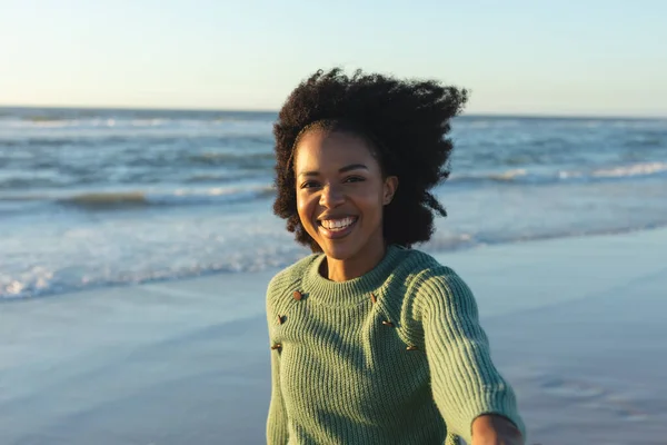 一个快乐的非洲裔美国女人在日落时看着镜头 在海滩上微笑的画像 闲暇时间和假期 — 图库照片