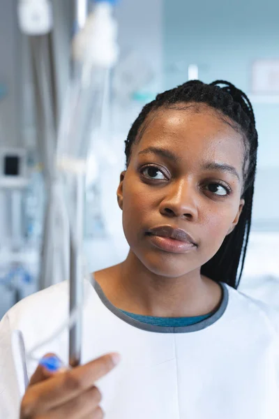 Αφρο Αμερικανίδα Ασθενής Που Φοράει Νοσοκομειακή Ρόμπα Κρατώντας Σταγόνες Στο — Φωτογραφία Αρχείου