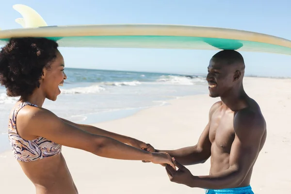 Счастливая Африканская Американская Пара Балансирует Доску Серфинга Головах Улыбаясь Солнечном — стоковое фото