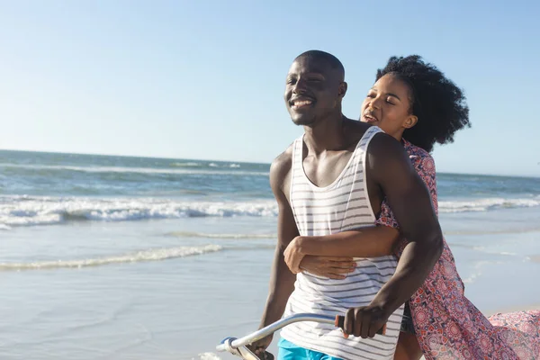 Šťastný Africký Americký Pár Objímající Jízdní Kolo Slunné Pláži Moři — Stock fotografie