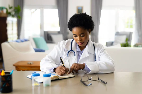 Afroamerikansk Kvinnlig Läkare Ringer Videosamtal Ett Ljust Rum Sjukvård Telemedicin — Stockfoto