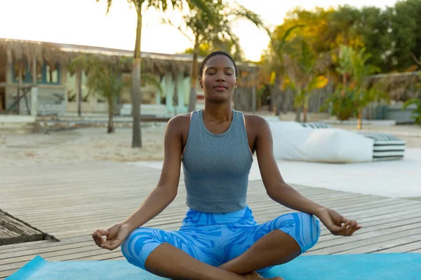 Mujer Afroamericana Feliz Practicando Meditación Yoga Sentada Playa Soleada Posición —  Fotos de Stock