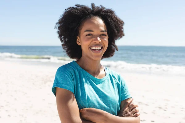 一个快乐的非洲裔美国女人在阳光灿烂的海滩上看着相机微笑的画像 生活方式 闲暇时间和假期 — 图库照片