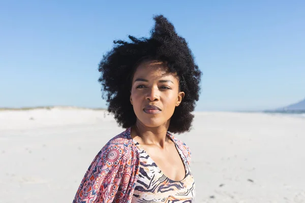 Задумчивая Американка Африки Сидит Солнечном Пляже Смотрит Сторону Лето Благополучие — стоковое фото