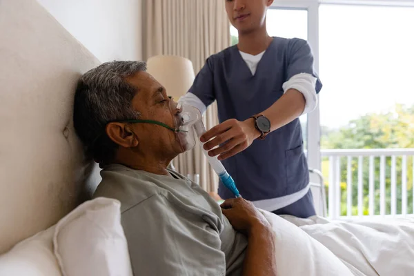 Çeşitli Erkek Doktorlar Evdeki Yaşlı Erkek Hastalara Oksijen Maskesi Veriyor — Stok fotoğraf