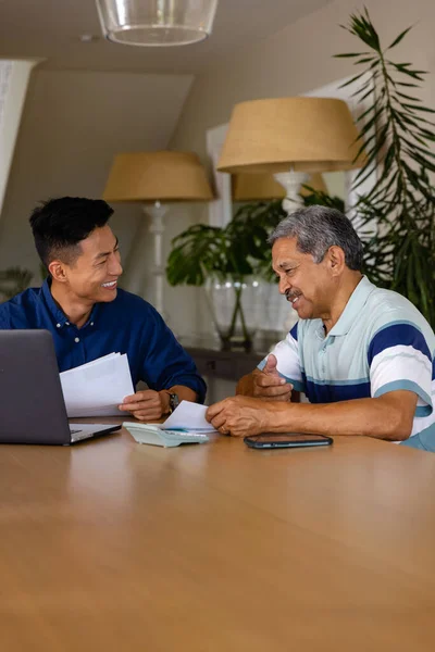 快乐多样的财务顾问和老年人讨论文书工作和使用笔记本电脑在餐厅 家庭生活 通信和老年生活方式 — 图库照片