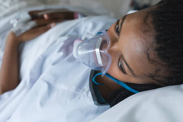 Африканська Американська Пацієнтка Кисневою Маскою Лежить Ліжку Лікарняній Палаті Лікарня — стокове фото