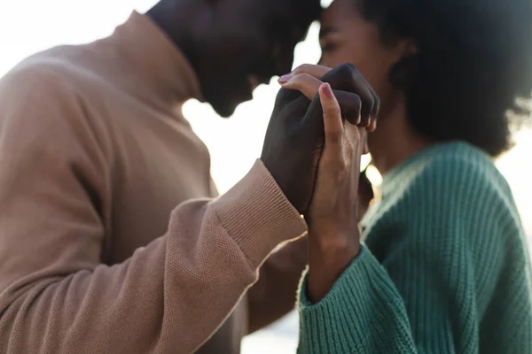 幸せなアフリカ系アメリカ人のカップルの手を握り ビーチで笑顔 ロマンスと休暇 変更なし — ストック写真
