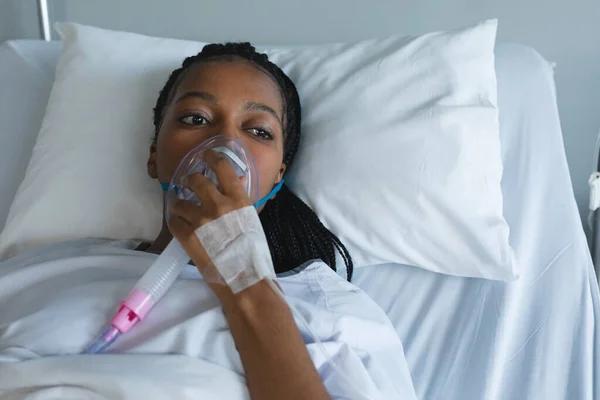 마스크를 병실에 침대에 아프리카 미국인 환자입니다 — 스톡 사진