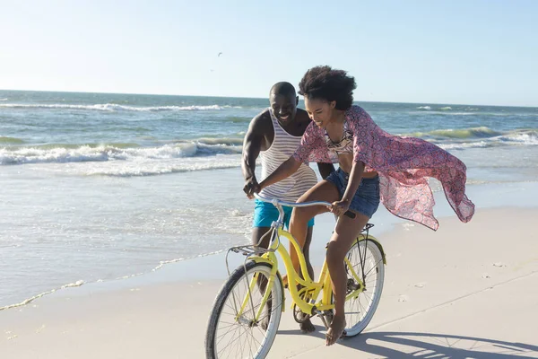 快乐的非洲裔美国夫妇在阳光明媚的海滩上散步和骑自行车 复制空间 聚会和度假 — 图库照片