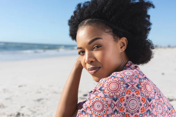 Retrato Feliz Mujer Afroamericana Sonriendo Soleada Playa Junto Mar Verano — Foto de Stock