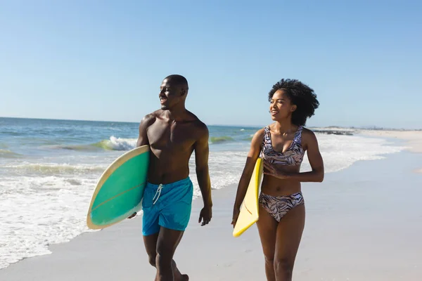 Feliz Casal Afro Americano Forma Carregando Pranchas Surf Andando Praia — Fotografia de Stock