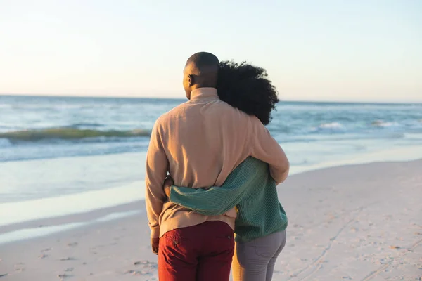 Vista Trasera Feliz Pareja Afroamericana Abrazándose Playa Soleada Junto Mar — Foto de Stock