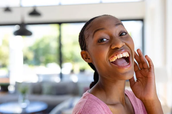 Πορτρέτο Της Χαρούμενης Αφροαμερικάνας Γυναίκας Που Κοιτάζει Την Κάμερα Και — Φωτογραφία Αρχείου
