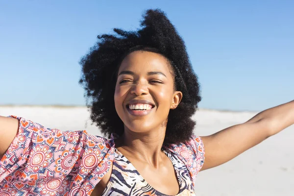 快乐的非洲裔美国女人张开双臂在阳光灿烂的海滩上微笑 放松和假期 — 图库照片