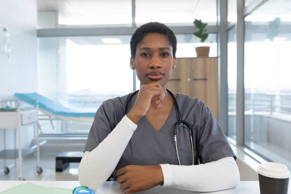 Afroamerikansk Kvinnlig Läkare Med Skrubb Och Stetoskop Och Videosamtal Sjukhuset — Stockfoto