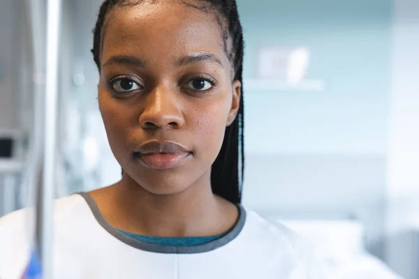 Портрет Африканской Американской Пациентки Косичками Больничном Платье Капельницей Руках Больница — стоковое фото