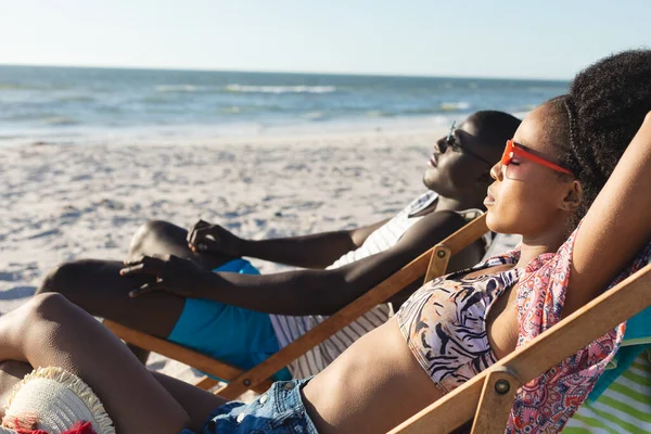 Gelukkig Afrikaans Amerikaans Stel Zonnebril Zittend Ligstoelen Ontspannen Zonnig Strand — Stockfoto