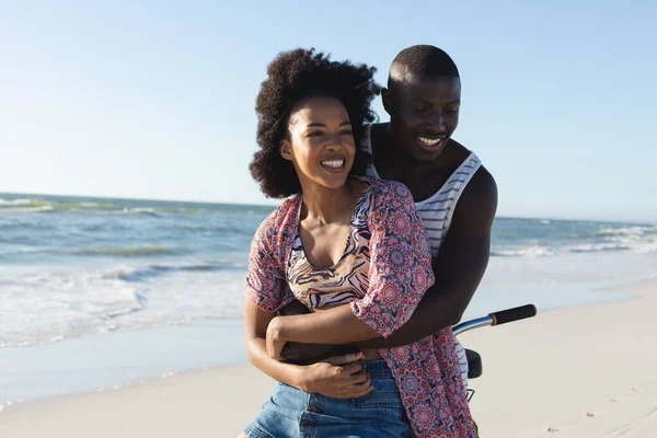 Šťastný Africký Americký Pár Objímající Jízdu Kole Slunné Pláži Moře — Stock fotografie