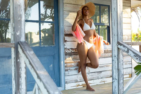 Mujer Afroamericana Feliz Bikini Sombrero Sol Pie Porche Casa Playa — Foto de Stock