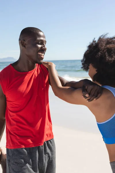 Feliz Apto Casal Afro Americano Exercitar Esticar Sorrir Praia Ensolarada — Fotografia de Stock