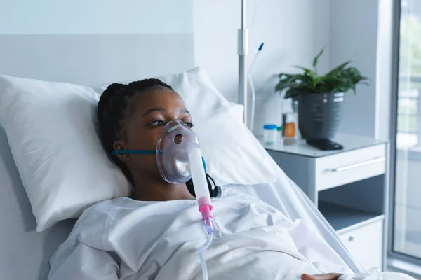 Afroamerykanka Maską Tlenową Leżąca Łóżku Szpitalu Szpital Medycyna Opieka Zdrowotna — Zdjęcie stockowe