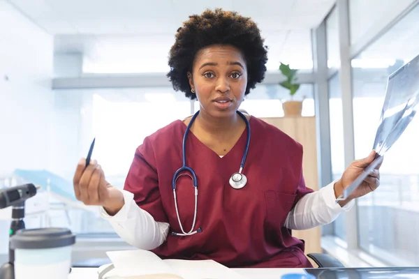 Afroamerikansk Kvinnlig Läkare Med Skrubb Och Stetoskop Och Videosamtal Sjukhuset — Stockfoto