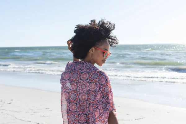 Щаслива Афро Американська Жінка Сонцезахисних Окулярах Посміхається Сонячному Пляжі Морем — стокове фото