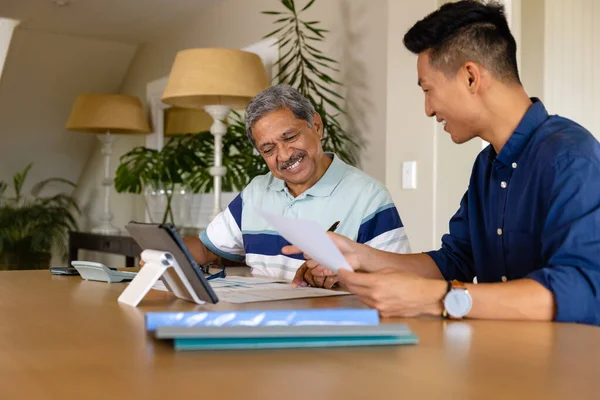 快乐多样的财务顾问和老年人讨论文书工作和在餐厅使用平板电脑 家庭生活 通信和老年生活方式 — 图库照片