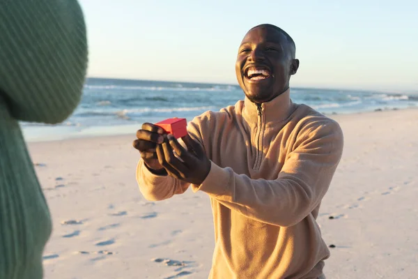 Glücklicher Afrikanisch Amerikanischer Mann Kniet Mit Ring Und Macht Seiner — Stockfoto