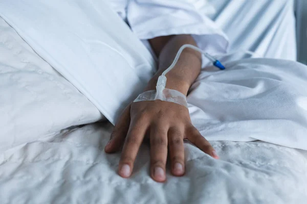 Закрыть Руку Африканской Американки Капельницей Руке Лежащей Кровати Больничной Палате — стоковое фото