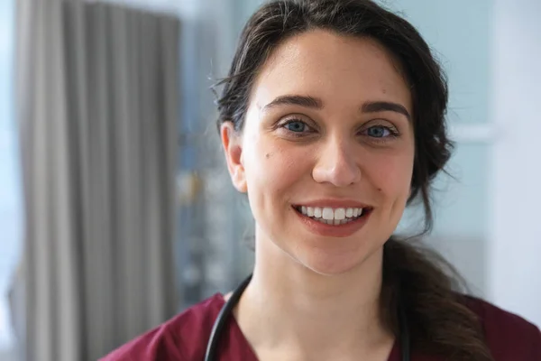 Porträtt Glad Kaukasisk Kvinnlig Läkare Med Brunt Hår Bär Röda — Stockfoto