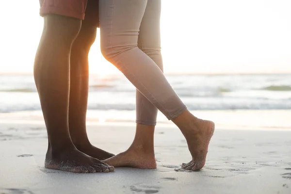 日落时在海滩上拥抱的低比例非洲裔美国夫妇 在一起 浪漫和度假 没有改变 — 图库照片