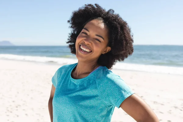 Portret Szczęśliwej Afrykańskiej Kobiety Patrzącej Obiektyw Uśmiechającej Się Słonecznej Plaży — Zdjęcie stockowe