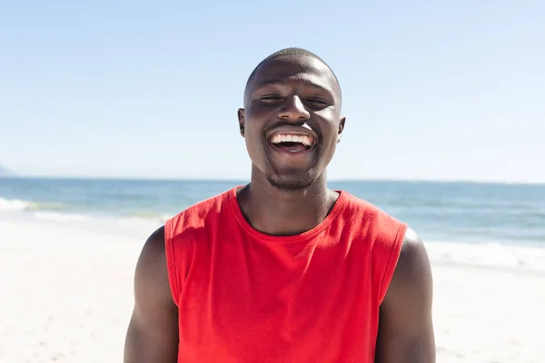Portrét Šťastného Afroameričana Jak Dívá Kamery Usmívá Slunné Pláži Léto — Stock fotografie