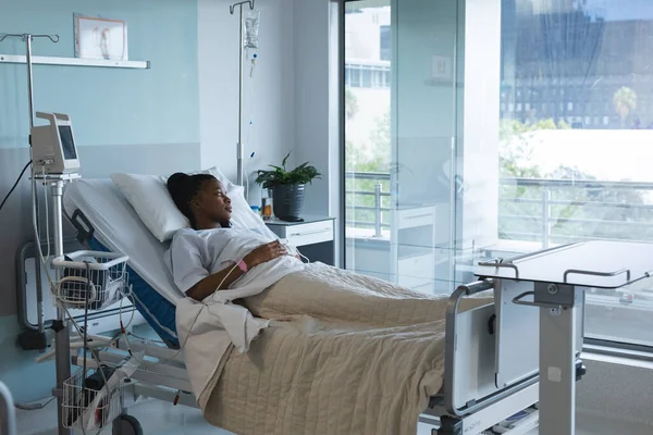 African American Female Patient Looking Away Lying Bed Hospital Room — Stock Photo, Image