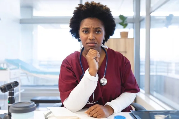 Önlük Giyip Steteskop Kullanan Afro Amerikan Kadın Doktor Hastanede Video — Stok fotoğraf