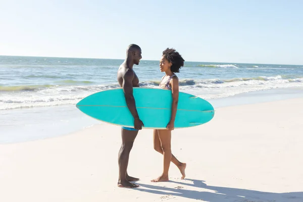 Felice Coppia Afro Americana Che Tiene Tavola Surf Sorridente Vicenda — Foto Stock