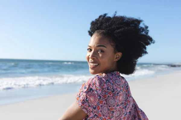 Портрет Счастливой Африканской Женщины Американки Улыбающейся Солнечном Пляже Моря Лето — стоковое фото