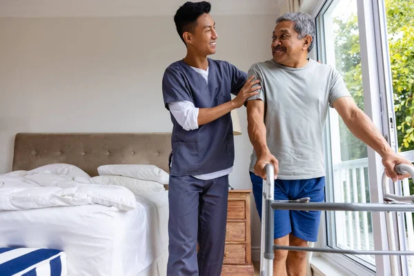 Mutlu Erkek Doktor Tavsiye Veriyor Yaşlı Erkek Hasta Evde Koltuk — Stok fotoğraf