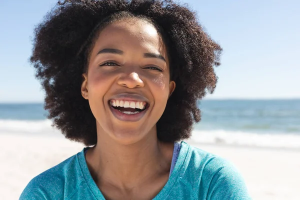 Mutlu Afro Amerikan Kadın Portresi Kameraya Bakıyor Güneşli Sahilde Gülümsüyor — Stok fotoğraf